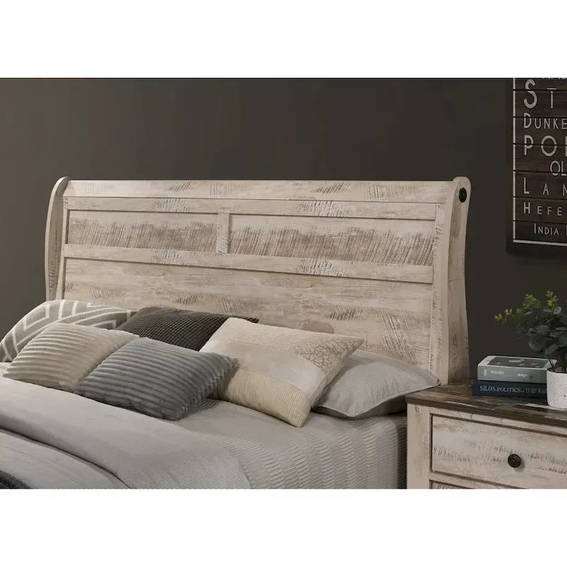 Chambre à coucher Imerland au fini blanc délavé contemporain avec lit traîneau, commode, miroir, table de chevet, chiffonnier