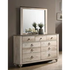 Chambre à coucher Imerland au fini blanc délavé contemporain avec lit traîneau, commode, miroir, table de chevet, chiffonnier