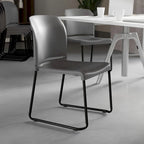 Chaise empilable ergonomique à dossier plein avec piétement luge thermolaqué, capacité de 399 kg