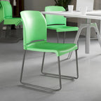 Chaise empilable ergonomique à dossier plein avec piétement luge thermolaqué, capacité de 399 kg