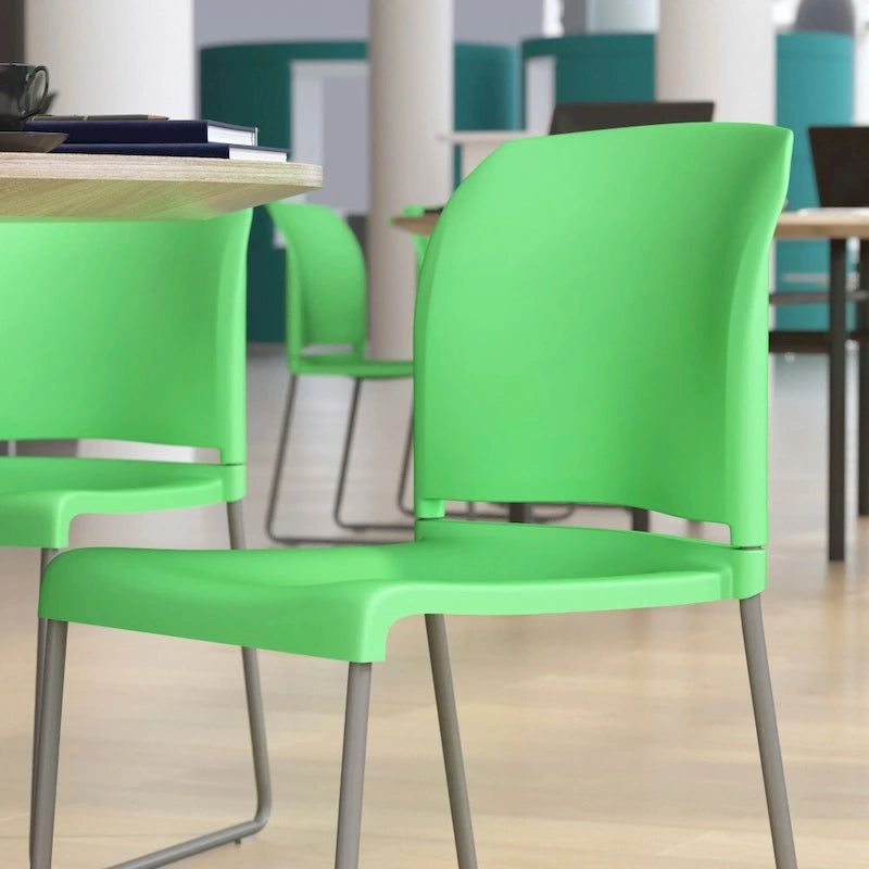 Chaise empilable ergonomique à dossier plein avec piétement luge thermolaqué, capacité de 399 kg