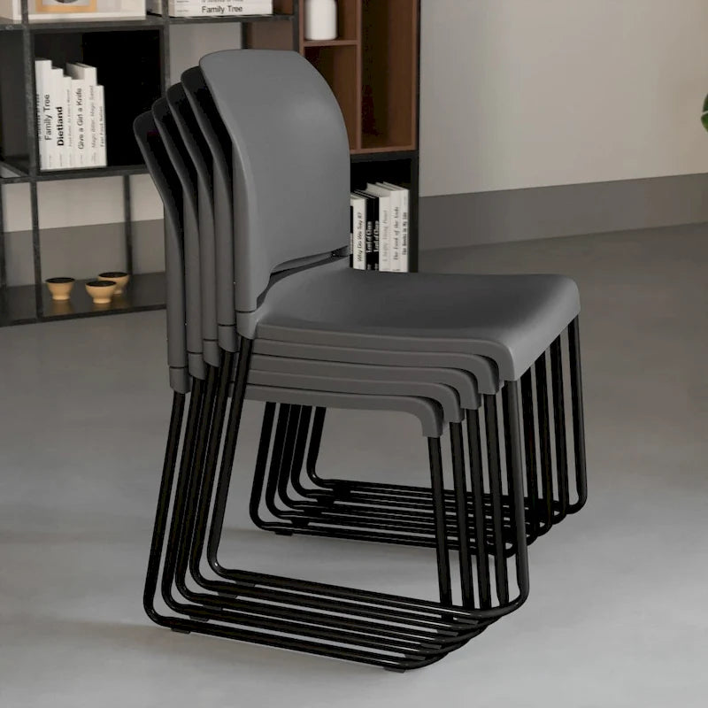 Chaise empilable ergonomique à dossier plein avec piétement luge thermolaqué, capacité de 399 kg