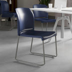 Chaise empilable ergonomique à dossier plein avec piétement luge thermolaqué, capacité de 399 kg