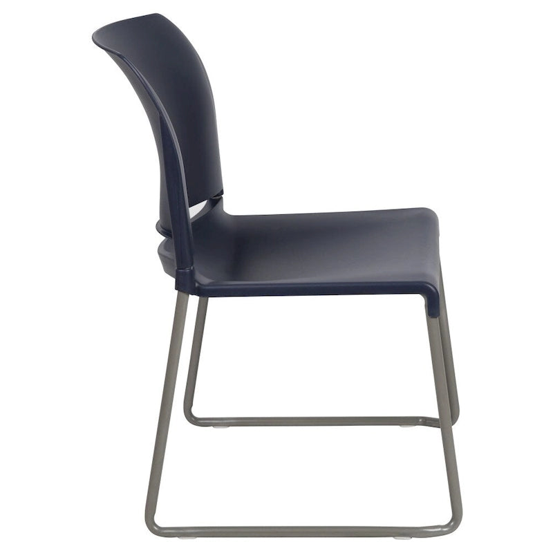 Chaise empilable ergonomique à dossier plein avec piétement luge thermolaqué, capacité de 399 kg