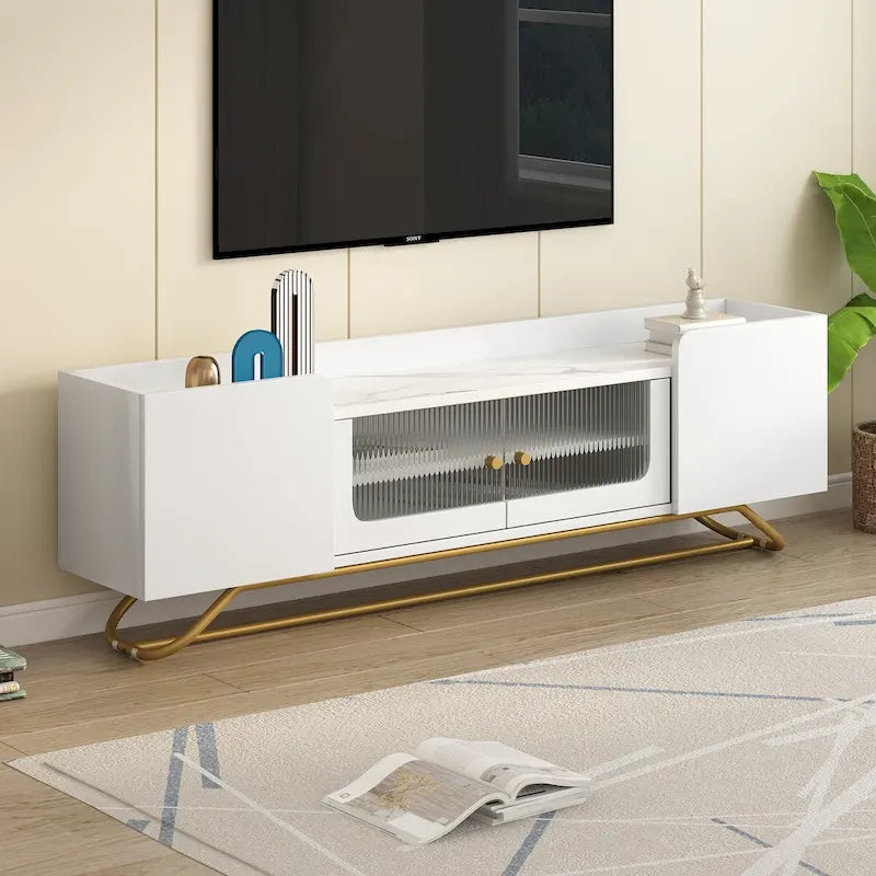 Meuble TV avec verre cannelé, meuble TV pour téléviseurs jusqu'à 70 pouces, console TV avec plateau en faux marbre et base en métal doré