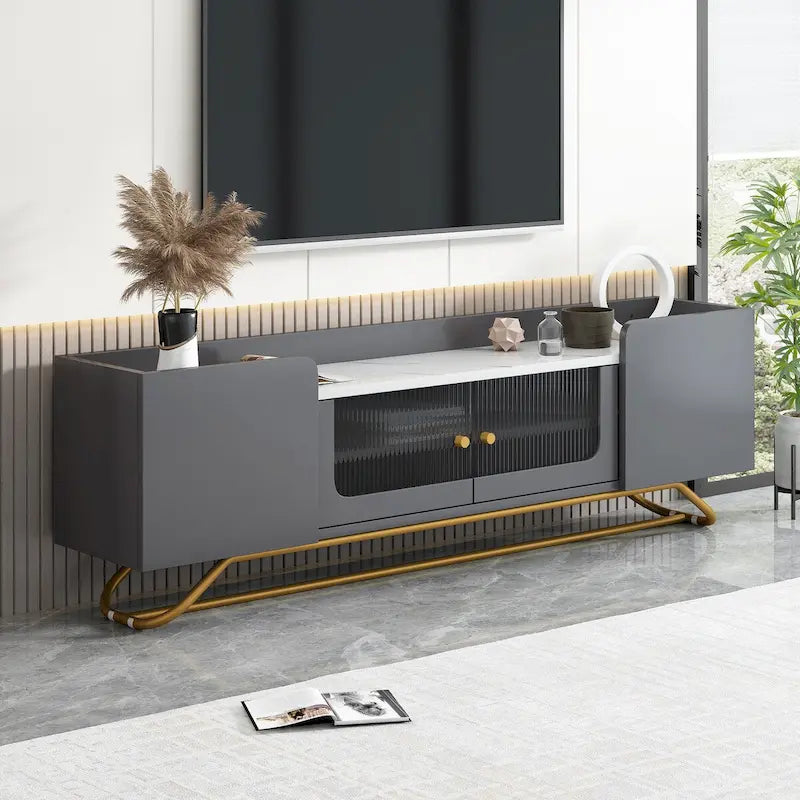 Meuble TV avec verre cannelé, meuble TV pour téléviseurs jusqu'à 70 pouces, console TV avec plateau en faux marbre et base en métal doré